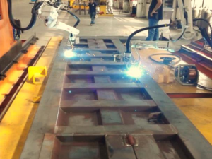 自卸车田字格机器人激光跟踪焊接工作站自卸车自动焊接
